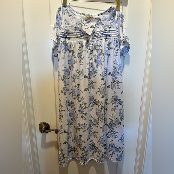 Floral Nightgown with Blue and White Pattern laura Ashley small - Picture 1 of 6